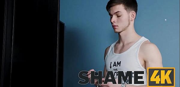  SHAME4K. Stud lures an older woman into having a kinky sex with toys